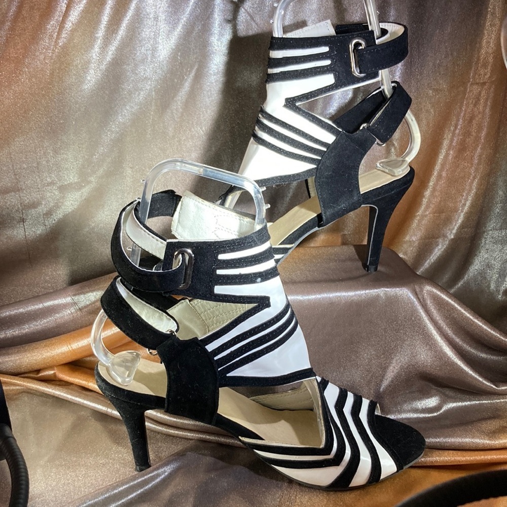 EUROPEAN bespoke heels with ankle wrap in white leather and black suede box 7